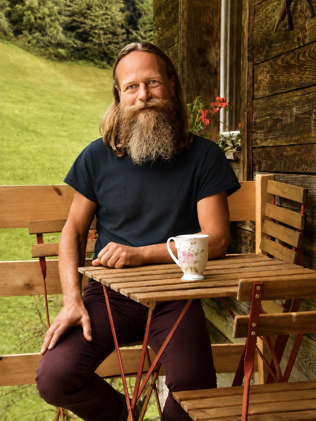 Peter Kronenberg bei einem Haus in der Natur